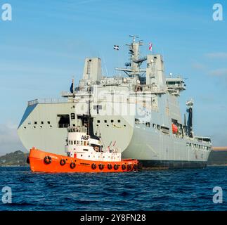 Il rimorchiatore A&P Percuil assiste l'arrivo della nave cisterna per il rifornimento della flotta RFA Tiderace (A137) a Falmouth - settembre 2017 Foto Stock