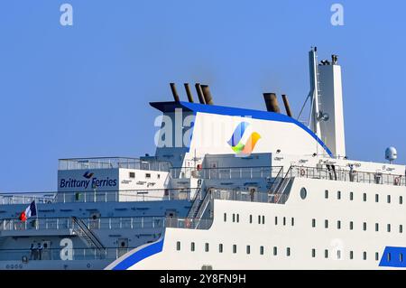 Vista dettagliata dell'imbuto e degli scarichi di gas naturale liquefatto (GNL) del traghetto e-Flexer Salamanca, gestito da Brittany Ferries. Foto Stock