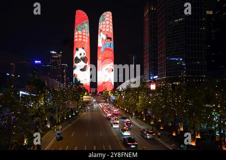 Pechino, la provincia cinese del Sichuan. 1 ottobre 2024. Questa foto mostra uno spettacolo di luci a Chengdu, capitale della provincia del Sichuan nella Cina sud-occidentale, 1 ottobre 2024. Durante la giornata nazionale di una settimana, a partire dal 1° ottobre, i cinesi si fermano per viaggiare e godersi le attività ricreative. I viaggi e i consumi delle vacanze hanno continuato a crescere, rispecchiando la vitalità dell'economia cinese. Crediti: Xu Bingjie/Xinhua/Alamy Live News Foto Stock