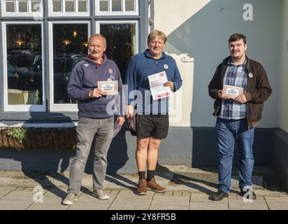 Sabato 5 ottobre. Cottingham (Hull) E. Yorkshire. La North and East Hull Conservative Association, con membri dei giovani conservatori, ha organizzato una Winter Fuel Campaign Action Day a Cottingham Village Green. La campagna nazionale si concentra sulla sensibilizzazione e il sostegno all'indennità di pagamento del carburante invernale, fondamentale per aiutare i pensionati vulnerabili a gestire i costi di riscaldamento nei mesi più freddi. Bridget Catterall / AlamyLiveNews Foto Stock