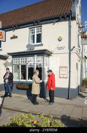 Sabato 5 ottobre. Cottingham (Hull) E. Yorkshire. La North and East Hull Conservative Association, con membri dei giovani conservatori, ha organizzato una Winter Fuel Campaign Action Day a Cottingham Village Green. La campagna nazionale si concentra sulla sensibilizzazione e il sostegno all'indennità di pagamento del carburante invernale, fondamentale per aiutare i pensionati vulnerabili a gestire i costi di riscaldamento nei mesi più freddi. Bridget Catterall / AlamyLiveNews Foto Stock