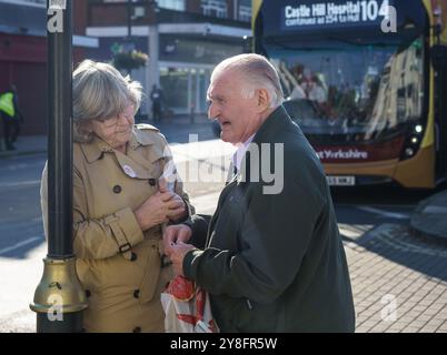 Sabato 5 ottobre. Cottingham (Hull) E. Yorkshire. La North and East Hull Conservative Association, con membri dei giovani conservatori, ha organizzato una Winter Fuel Campaign Action Day a Cottingham Village Green. La campagna nazionale si concentra sulla sensibilizzazione e il sostegno all'indennità di pagamento del carburante invernale, fondamentale per aiutare i pensionati vulnerabili a gestire i costi di riscaldamento nei mesi più freddi. NELLA FOTO: Un attivista parla con un anziano gentiluomo. Retroilluminato. Bridget Catterall / AlamyLiveNews Foto Stock