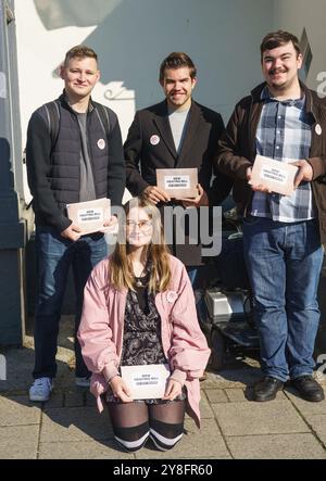 Sabato 5 ottobre. Cottingham (Hull) E. Yorkshire. La North and East Hull Conservative Association, con membri dei giovani conservatori, ha organizzato una Winter Fuel Campaign Action Day a Cottingham Village Green. La campagna nazionale si concentra sulla sensibilizzazione e il sostegno all'indennità di pagamento del carburante invernale, fondamentale per aiutare i pensionati vulnerabili a gestire i costi di riscaldamento nei mesi più freddi. NELLA FOTO: Membri dei conservatori di Hull Young. Bridget Catterall / AlamyLiveNews Foto Stock