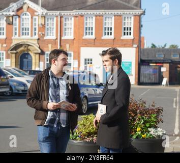 Sabato 5 ottobre. Cottingham (Hull) E. Yorkshire. La North and East Hull Conservative Association, con membri dei giovani conservatori, ha organizzato una Winter Fuel Campaign Action Day a Cottingham Village Green. La campagna nazionale si concentra sulla sensibilizzazione e il sostegno all'indennità di pagamento del carburante invernale, fondamentale per aiutare i pensionati vulnerabili a gestire i costi di riscaldamento nei mesi più freddi. NELLA FOTO: Membri dei giovani conservatori. Bridget Catterall / AlamyLiveNews Foto Stock