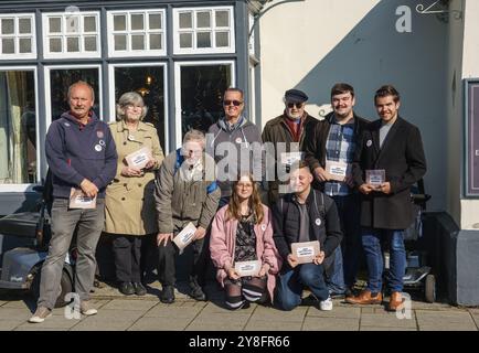 Sabato 5 ottobre. Cottingham (Hull) E. Yorkshire. La North and East Hull Conservative Association, con membri dei giovani conservatori, ha organizzato una Winter Fuel Campaign Action Day a Cottingham Village Green. La campagna nazionale si concentra sulla sensibilizzazione e il sostegno all'indennità di pagamento del carburante invernale, fondamentale per aiutare i pensionati vulnerabili a gestire i costi di riscaldamento nei mesi più freddi. Bridget Catterall / AlamyLiveNews Foto Stock