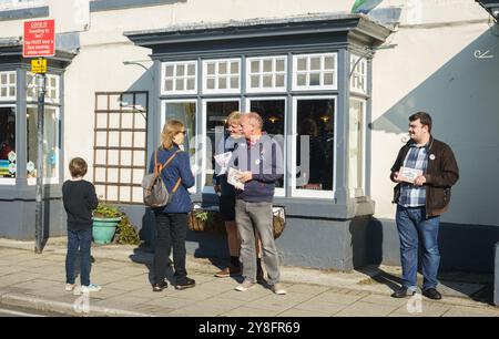 Sabato 5 ottobre. Cottingham (Hull) E. Yorkshire. La North and East Hull Conservative Association, con membri dei giovani conservatori, ha organizzato una Winter Fuel Campaign Action Day a Cottingham Village Green. La campagna nazionale si concentra sulla sensibilizzazione e il sostegno all'indennità di pagamento del carburante invernale, fondamentale per aiutare i pensionati vulnerabili a gestire i costi di riscaldamento nei mesi più freddi. Bridget Catterall / AlamyLiveNews Foto Stock