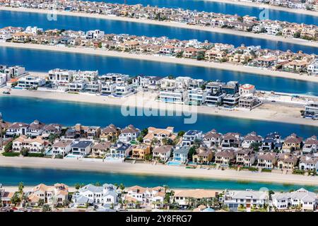 Dubai l'isola artificiale Palm Jumeirah con spiaggia sul mare ville di lusso negli Emirati Arabi Uniti Foto Stock