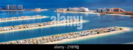 Ville di lusso a Dubai sull'isola artificiale Palm Jumeirah con vista sulla spiaggia negli Emirati Arabi Uniti Foto Stock