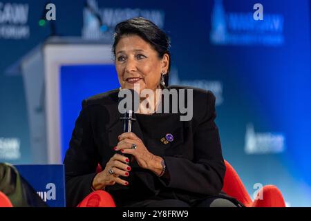 Varsavia, Polonia. 2 ottobre 2024. Il presidente georgiano Salome Zourabichvili parla durante il Warsaw Security Forum 2024 a Varsavia. Il vice primo ministro polacco e ministro della difesa Wladyslaw Kosiniak-Kamysz interviene durante il Forum sulla sicurezza di Varsavia 2024 a Varsavia. Varsavia Security Forum 2024, intitolato "garantire la sicurezza, rispondere alle sfide", segna il 25° anniversario dell'adesione della Polonia alla NATO. Credito: SOPA Images Limited/Alamy Live News Foto Stock