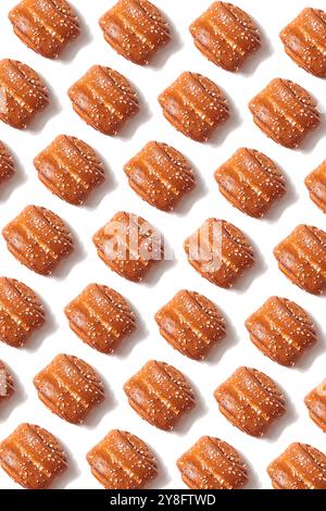 Korvapuuusti, tradizionali involtini di cannella e cardamomo finlandesi, panini appena sfornati in Finlandia e Svezia, motivo, sfondo Foto Stock