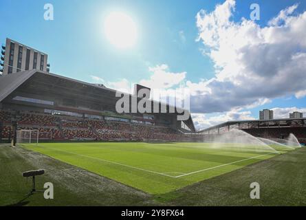 5 ottobre 2024; Gtech Community Stadium, Brentford, Londra, Inghilterra; Premier League Football, Brentford contro Wolverhampton Wanderers; campo al Gtech Community Stadium con sprinkler in funzione Foto Stock