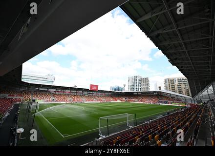 5 ottobre 2024; Gtech Community Stadium, Brentford, Londra, Inghilterra; Premier League Football, Brentford contro Wolverhampton Wanderers; campo al Gtech Community Stadium con sprinkler in funzione Foto Stock