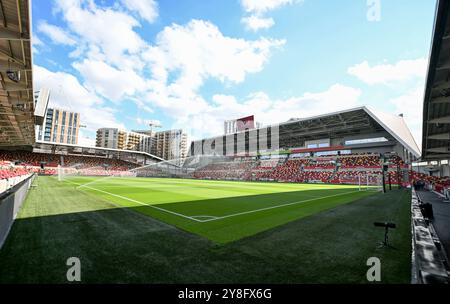 5 ottobre 2024; Gtech Community Stadium, Brentford, Londra, Inghilterra; Premier League Football, Brentford contro Wolverhampton Wanderers; campo al Gtech Community Stadium con sprinkler in funzione Foto Stock