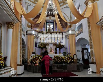 Città del Messico, Messico. 4 ottobre 2024. San Francisco de Asís è il Santo Patrono del quartiere di Tepito, che i Tepiteños celebrano ogni 4 ottobre poiché è il loro giorno. Per festeggiare, organizzano combattimenti di pugilato e realizzano un tappeto d'acciaio per onorare questo santo cattolico il 4 ottobre 2024 a città del Messico, Messico. (Foto di Josue Perez/Sipa USA) credito: SIPA USA/Alamy Live News Foto Stock