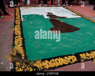 Città del Messico, Messico. 4 ottobre 2024. San Francisco de Asís è il Santo Patrono del quartiere di Tepito, che i Tepiteños celebrano ogni 4 ottobre poiché è il loro giorno. Per festeggiare, organizzano combattimenti di pugilato e realizzano un tappeto d'acciaio per onorare questo santo cattolico il 4 ottobre 2024 a città del Messico, Messico. (Foto di Josue Perez/Sipa USA) credito: SIPA USA/Alamy Live News Foto Stock