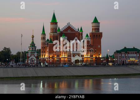 YOSHKAR-OLA, RUSSIA - 31 AGOSTO 2024: Teatro dei burattini con illuminazione notturna, Yoshkar-Ola. Repubblica di Mari El Foto Stock