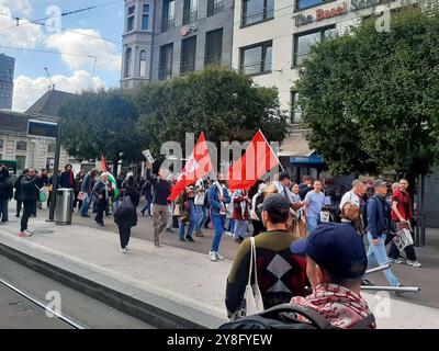 Basilea, Svizzera. 5 ottobre 2024. Basilea, Svizzera, 5 ottobre 2024: Protesta e manifestazione a sostegno della Palestina, con un gruppo eterogeneo di persone che marciano attraverso un'area urbana di Basilea. I partecipanti stanno tenendo bandiere rosse e palestinesi, insieme a segnali, che esprimono solidarietà alla causa palestinese e contro la guerra di Israele. (Daniela Porcelli/SPP) credito: SPP Sport Press Photo. /Alamy Live News Foto Stock