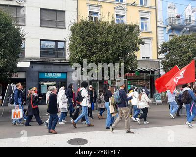 Basilea, Svizzera. 5 ottobre 2024. Basilea, Svizzera, 5 ottobre 2024: Protesta e manifestazione a sostegno della Palestina, con un gruppo eterogeneo di persone che marciano attraverso un'area urbana di Basilea. I partecipanti stanno tenendo bandiere rosse e palestinesi, insieme a segnali, che esprimono solidarietà alla causa palestinese e contro la guerra di Israele. (Daniela Porcelli/SPP) credito: SPP Sport Press Photo. /Alamy Live News Foto Stock