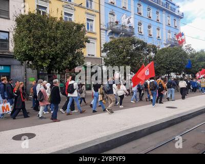 Basilea, Svizzera. 5 ottobre 2024. Basilea, Svizzera, 5 ottobre 2024: Protesta e manifestazione a sostegno della Palestina, con un gruppo eterogeneo di persone che marciano attraverso un'area urbana di Basilea. I partecipanti stanno tenendo bandiere rosse e palestinesi, insieme a segnali, che esprimono solidarietà alla causa palestinese e contro la guerra di Israele. (Daniela Porcelli/SPP) credito: SPP Sport Press Photo. /Alamy Live News Foto Stock