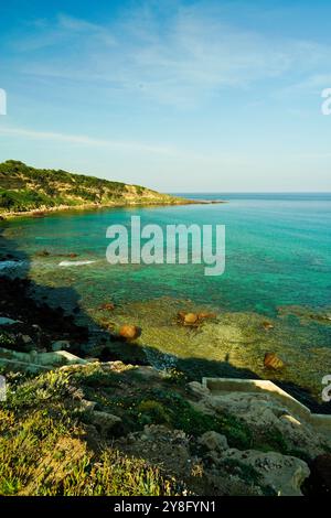 Il borgo medievale di Castelsardo si affaccia sullo spettacolare mare sardo. Sardegna, provincia di Sassari. Italia Foto Stock