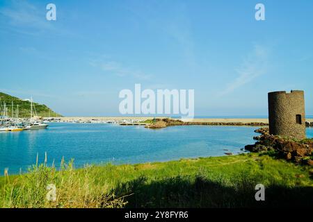 Il borgo medievale di Castelsardo si affaccia sullo spettacolare mare sardo. Sardegna, provincia di Sassari. Italia Foto Stock