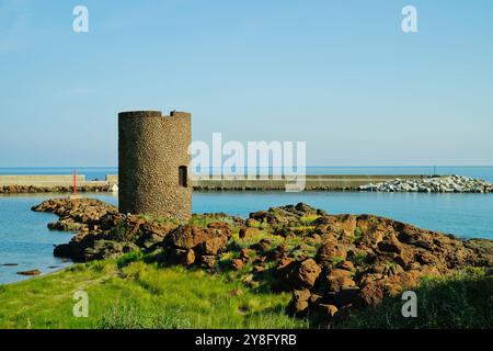 Il borgo medievale di Castelsardo si affaccia sullo spettacolare mare sardo. Sardegna, provincia di Sassari. Italia Foto Stock