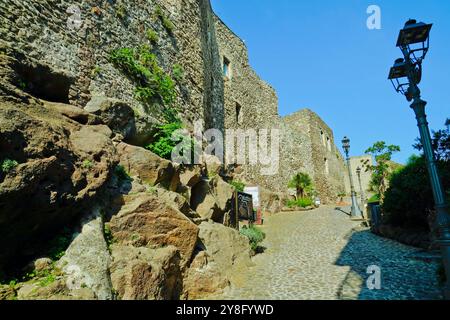 Il borgo medievale di Castelsardo si affaccia sullo spettacolare mare sardo. Sardegna, provincia di Sassari. Italia Foto Stock