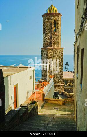 Il borgo medievale di Castelsardo si affaccia sullo spettacolare mare sardo. Sardegna, provincia di Sassari. Italia Foto Stock