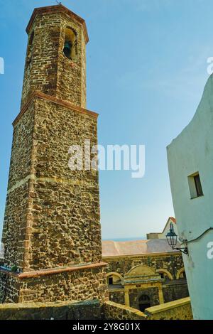 Il borgo medievale di Castelsardo si affaccia sullo spettacolare mare sardo. Sardegna, provincia di Sassari. Italia Foto Stock