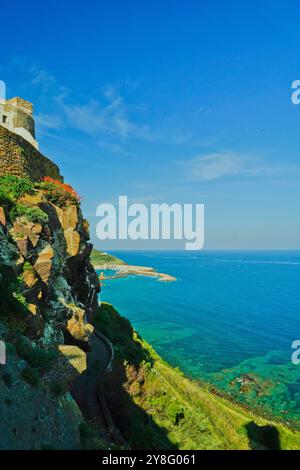 Il borgo medievale di Castelsardo si affaccia sullo spettacolare mare sardo. Sardegna, provincia di Sassari. Italia Foto Stock