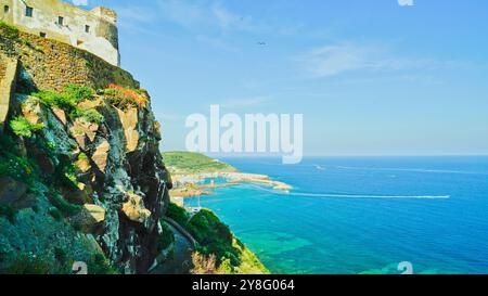 Il borgo medievale di Castelsardo si affaccia sullo spettacolare mare sardo. Sardegna, provincia di Sassari. Italia Foto Stock