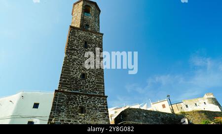 Il borgo medievale di Castelsardo si affaccia sullo spettacolare mare sardo. Sardegna, provincia di Sassari. Italia Foto Stock