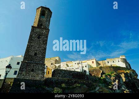 Il borgo medievale di Castelsardo si affaccia sullo spettacolare mare sardo. Sardegna, provincia di Sassari. Italia Foto Stock