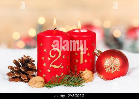 Seconda domenica dell'avvento con una candela ardente, carta decorativa natalizia e spazio copiato Foto Stock