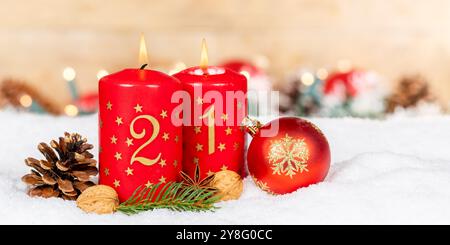 Seconda domenica dell'avvento con candela ardente, cartolina di decorazione natalizia e spazio copiato Foto Stock