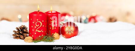 Seconda domenica dell'avvento con candela accesa decorazione natalizia banner card e spazio per copie fotografiche Foto Stock