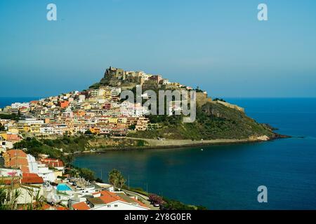 Il borgo medievale di Castelsardo si affaccia sullo spettacolare mare sardo. Sardegna, provincia di Sassari. Italia Foto Stock