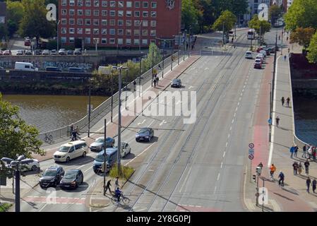 Die sanierungsbedürftige Wilhelm-Kaisen-Brücke in Brema, aufgenommen vom Parkhaus Balgebrückstraße bei einer Stadtführung des Vereins StattReisen Brema motto: über den Dächern von Bremen. DAS Bauwerk, das bei seiner Einweihung 1960 noch Große Weserbrücke genannt wurde, führt über die Weser und verbindet die Innenstadt mit der Bremer Neustadt. Wegen des Sanierungsbedarfs ist sie nur eingeschränkt benutzbar: Lastwagen dürfen sie nur bis zu einem zulässigen Gesamtgewicht von 16 Tonnen befahren, außerdem gilt für sie ein Überholverbot, und Straßenbahnen der Bremer Straßenbahn AG BSAG dürfen die Foto Stock