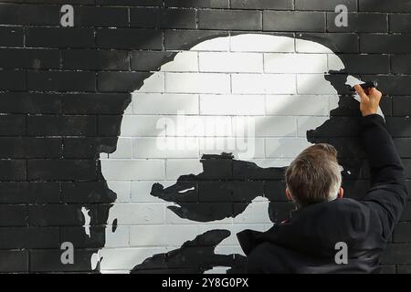 Londra, Regno Unito. 5 ottobre 2024. "The North Banksy" dipinge un murale di Denton Connell nel diciassettesimo anniversario della sua morte prima della partita di Premier League Arsenal vs Southampton all'Emirates Stadium, Londra, Regno Unito, 5 ottobre 2024 (foto di Izzy Poles/News Images) a Londra, Regno Unito, il 10/5/2024. (Foto di Izzy Poles/News Images/Sipa USA) credito: SIPA USA/Alamy Live News Foto Stock