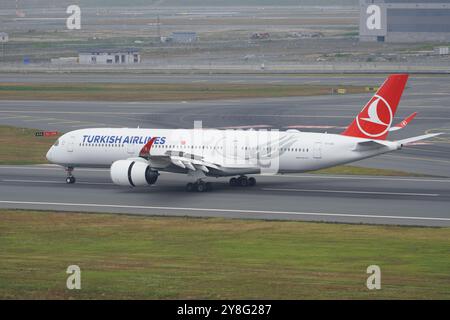 ISTANBUL, TURKIYE - 17 GIUGNO 2023: Airbus A350-941 (435) della Turkish Airlines atterra all'aeroporto internazionale di Istanbul Foto Stock