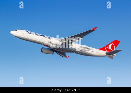 Dubai, Emirati Arabi Uniti - 17 febbraio 2024: Airbus A330-300 di Turkish Airlines all'aeroporto di Dubai (DXB) negli Emirati Arabi Uniti. Foto Stock