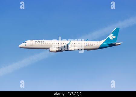 Monaco di Baviera, Germania - 6 febbraio 2024: Aereo Air Dolomiti Embraer ERJ 195 presso l'aeroporto di Monaco (MUC) in Germania. Foto Stock