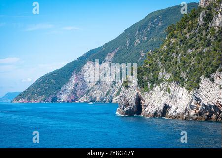 Splendida costa rocciosa sulla costa ligure nel Parco Nazionale delle cinque Terre, Italia Foto Stock