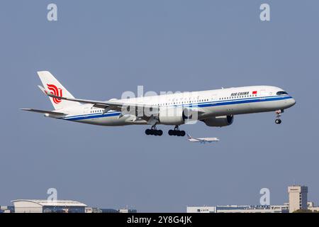 Shanghai, Cina - 10 aprile 2024: Aereo Airbus A350-900 dell'Air China presso l'aeroporto di Shanghai Pudong (PVG) in Cina. Foto Stock