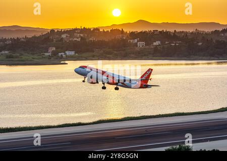 Corfù, Grecia - 6 giugno 2024: Aereo easyJet Airbus A320 presso l'aeroporto di Corfù (CFU) in Grecia. Foto Stock
