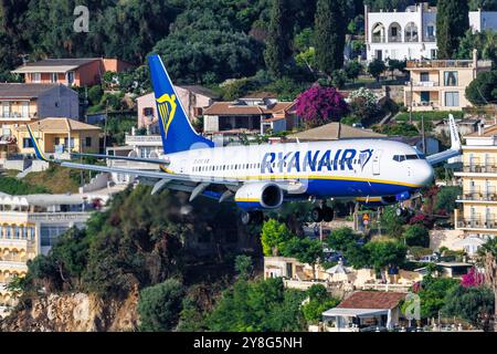 Corfù, Grecia - 7 giugno 2024: Aereo Ryanair Boeing 737-800 presso l'aeroporto di Corfù (CFU) in Grecia. Foto Stock