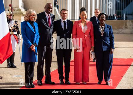 FRANCIA-FRANCOFONIA-POLITICA-VERTICE-DIPLOMAZIA di ALTO LIVELLO il presidente francese Emmanuel Macron centro, sua moglie Brigitte Macron L e il segretario generale della francofonia Louise Mushikiwabo R posano per le fotografie insieme al primo ministro di Dominica Roosevelt Skerrit 2L e sua moglie Melissa Poponne-Skerrit 2R durante il 19 ° vertice della Francofonia alla Cite internationale de la langue francaise nel castello di Villers-est, Francia, il 4 ottobre 2024. VILLERS-COTTERETS HAUTS-DE-FRANCE FRANCIA COPYRIGHT: XANDREAXSAVORANIXNERIX FRANCE-FRANCOPHONIE-POLITICS-TOP ASAVORANINERI-13 Foto Stock