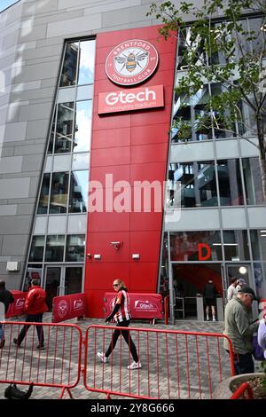 5 ottobre 2024; Gtech Community Stadium, Brentford, Londra, Inghilterra; Premier League Football, Brentford contro Wolverhampton Wanderers; i tifosi camminano intorno al Gtech Community Stadium Foto Stock