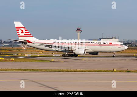 Francoforte, Germania - 6 agosto 2024: Airbus A330-200 di Turkish Airlines con livrea speciale retro a Francoforte, Germania. Foto Stock