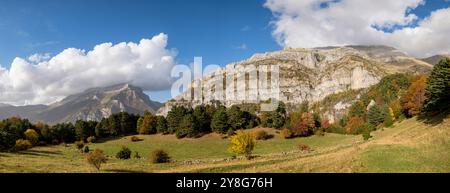Boca de lo Infierno e Faxa de los Valencianos, valle di Hecho, valli occidentali, catena montuosa dei Pirenei, provincia di Huesca, Aragon, Spagna. Foto Stock
